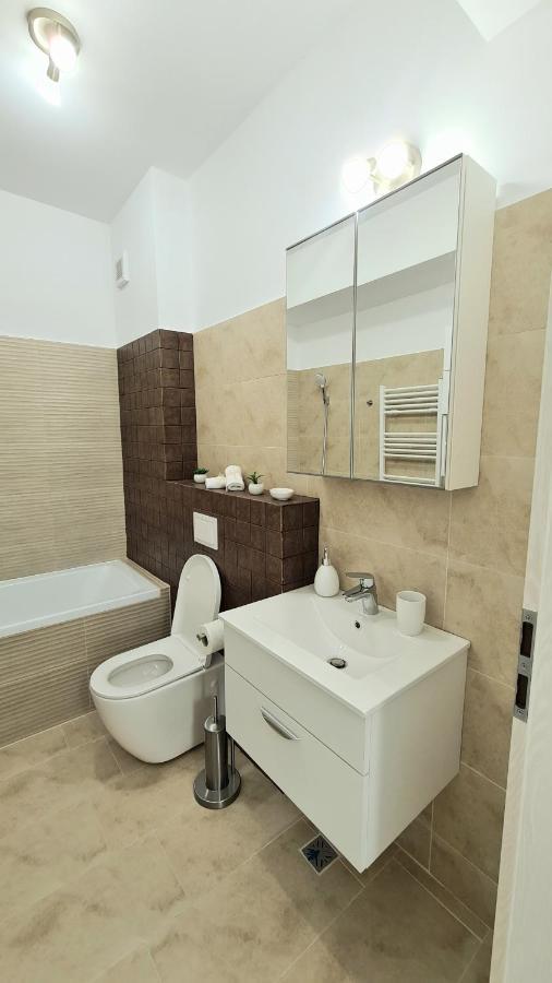 Bright Stylish Apartment In Pitesti Bagian luar foto