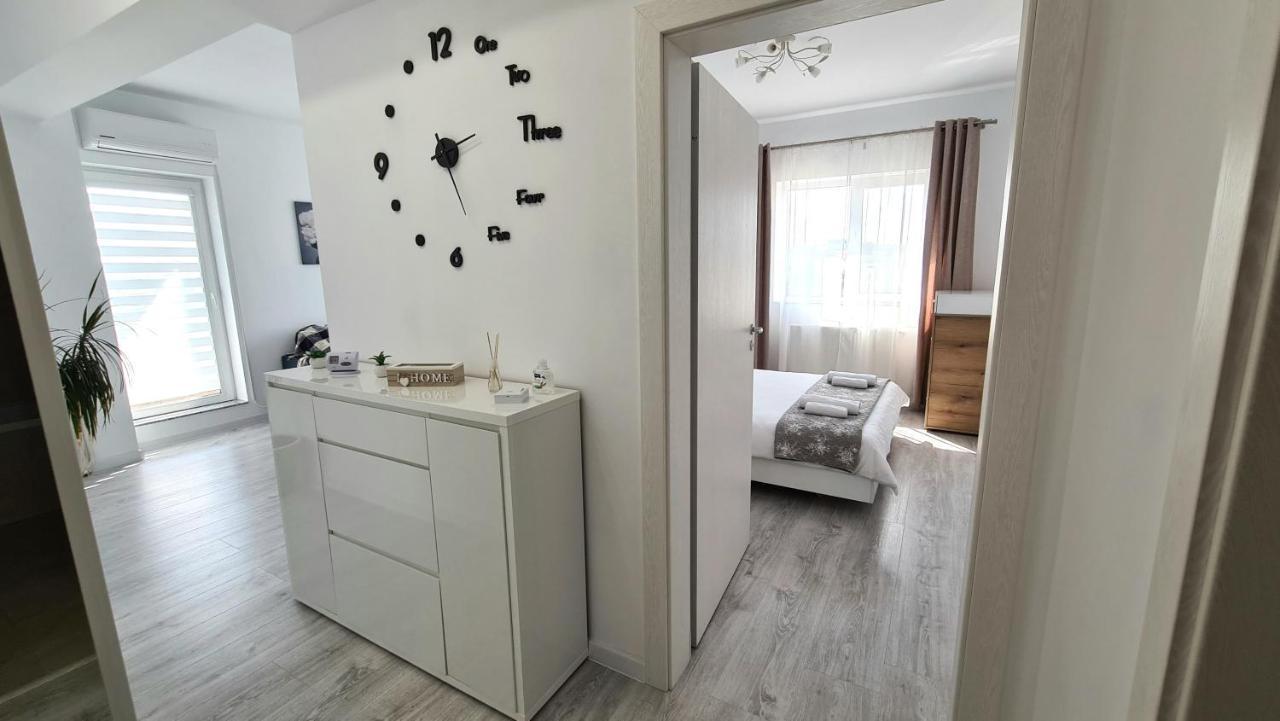 Bright Stylish Apartment In Pitesti Bagian luar foto